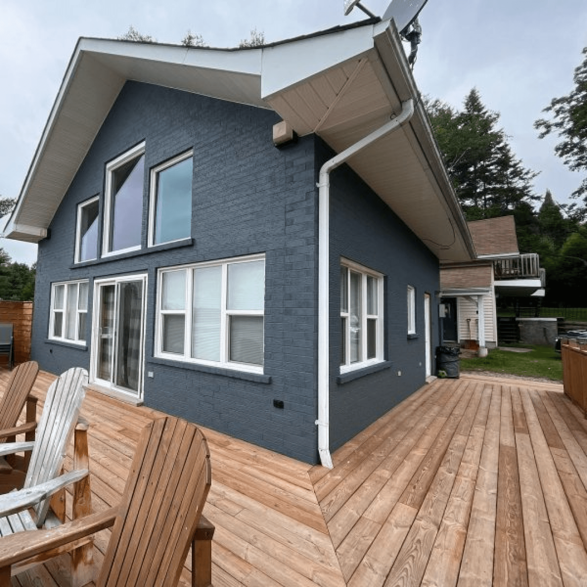 @paintorridesthelightning used Sherwin-Williams Outerspace (SW6251) for the painted brick.